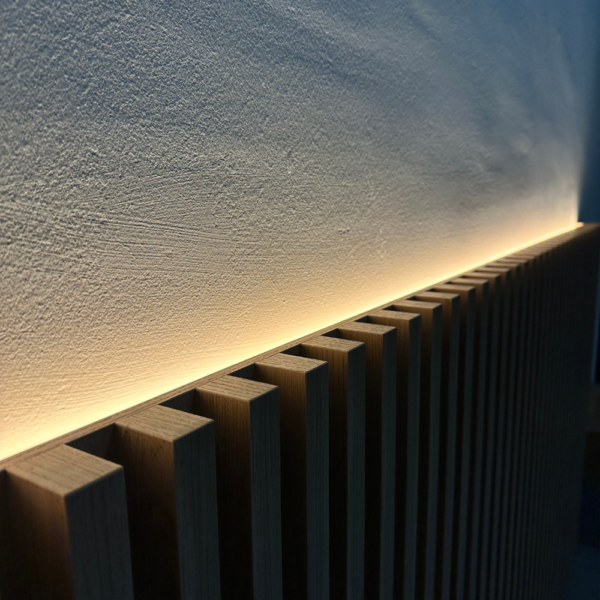 Cabecero con listones de madera retroiluminado - ListBase