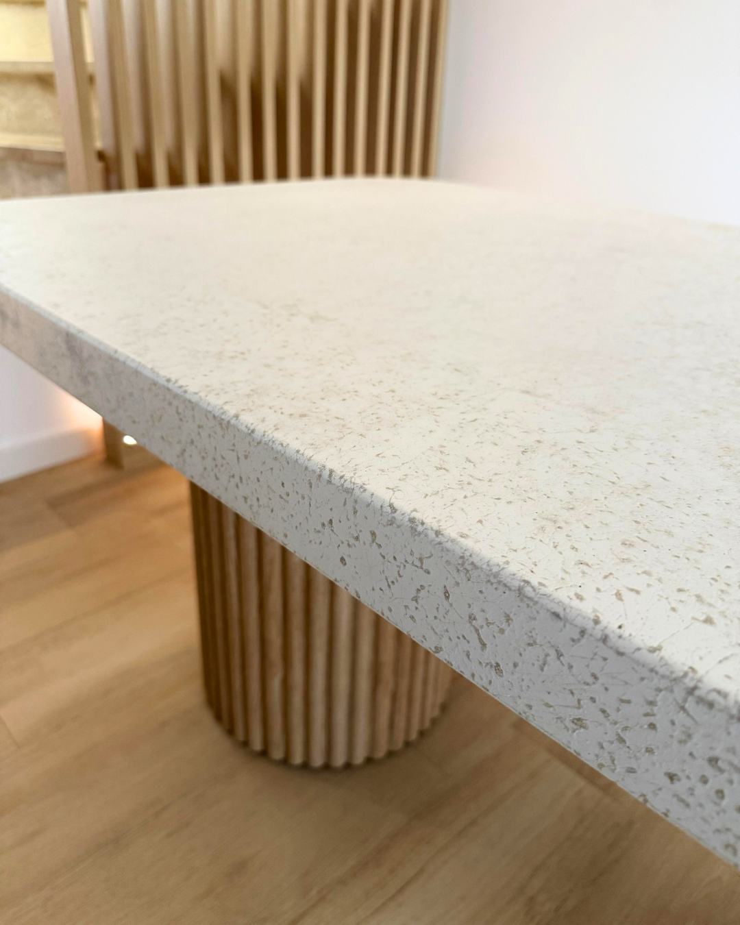 M04_ZENITH_COMEDOR-_3_WEBP Mesa de comedor Zenith | Diseño curvado en Roble y Efecto Nature Blanco | 160 cm x 90 cm - Imagen 3