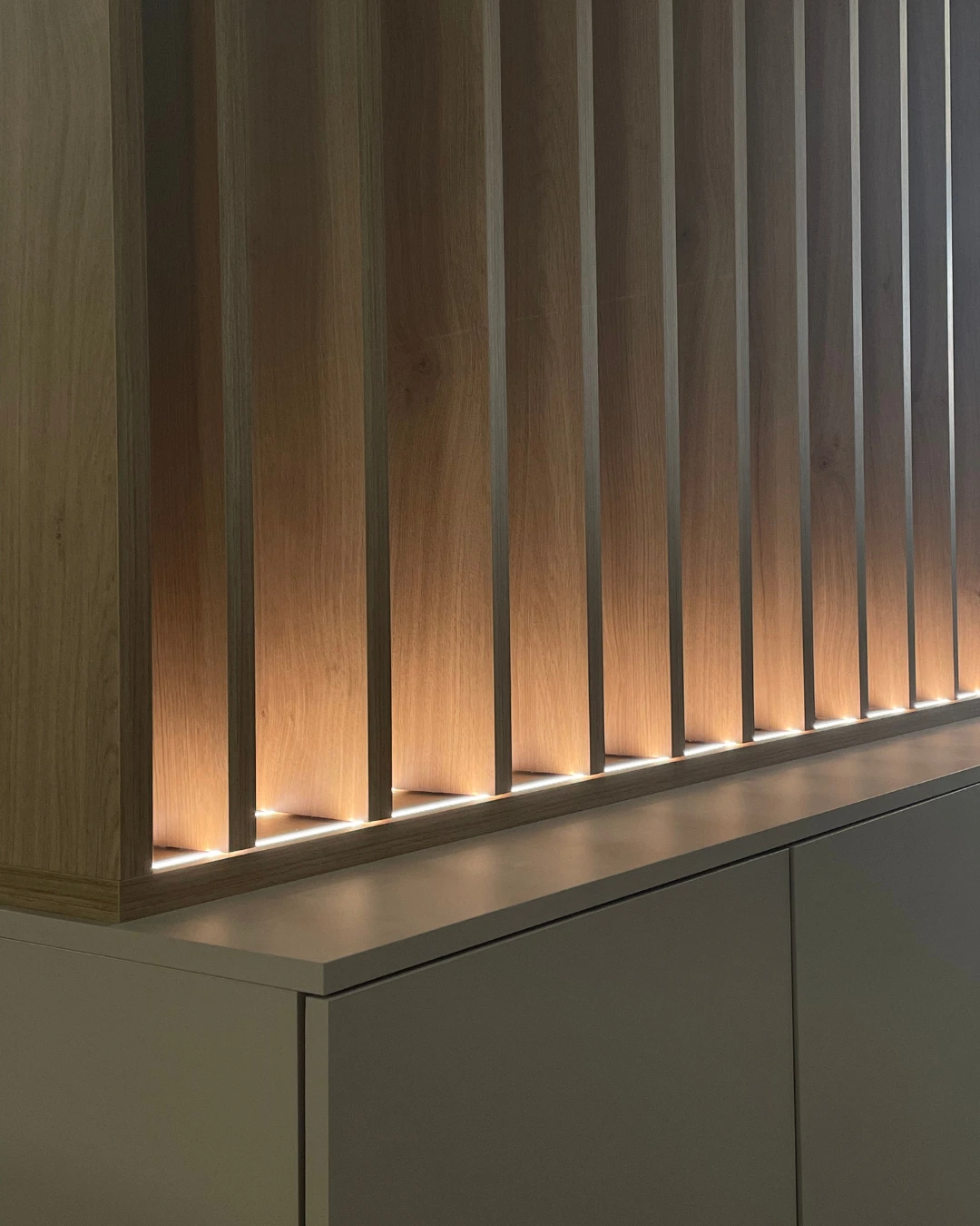SEPTOP_DUO (27)webp SEPTOP DUO - Separador giratorio con Luz LED y mueble bajo con 3 puertas | 270,5cm x 180cm x 35 cm - Imagen 8