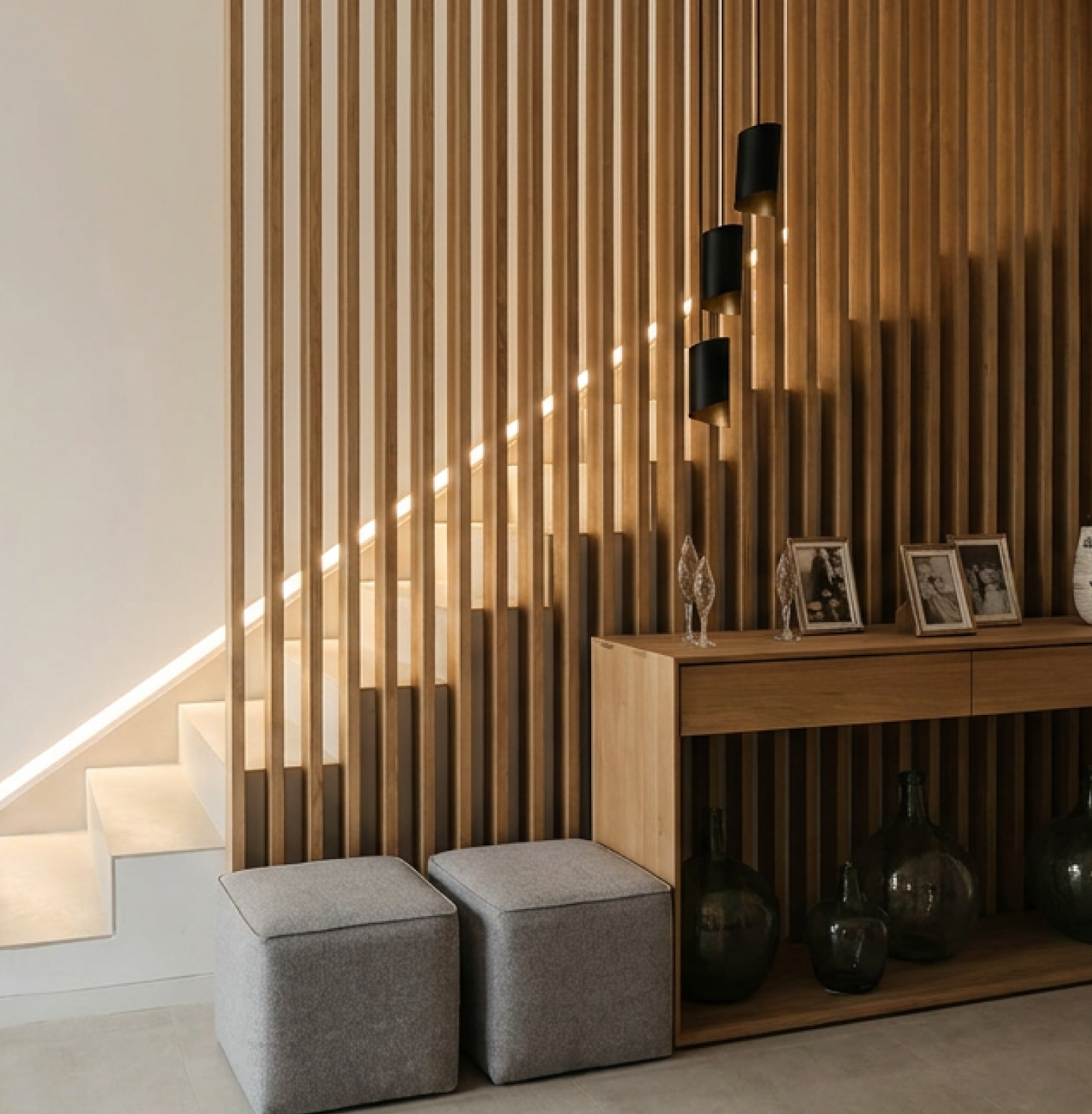 HOME Interior con separador de ambientes de listones de madera y mueble auxiliar